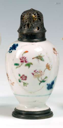瓷器巴拉斯特香水燃烧器。中国、印度公司18世纪。有多色花装饰。带来的密涅瓦银和镀银金属框架。顶部：：14厘米。