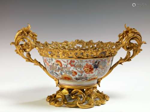 瓷器装裱后跟上的圆形空心杯。中国，18世纪。浓郁的牡丹装饰在伊玛瑞的调色板上，金色的亮点。镶嵌在青铜上，有镂空的叶子和花环。鑽石切割：28厘米 總寬度：54厘米 總高度：31厘米 切割及框架有裂縫。