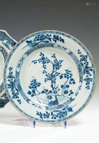 蓝白瓷圆形空心盘。中国，18世纪。在格子的背景上，秋天有花的装饰，翅膀上有花枝的装饰。直径：28.5厘米