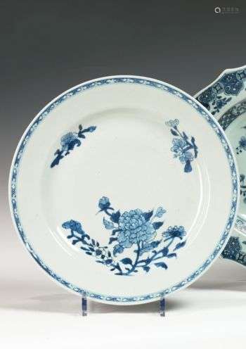 蓝白相间的圆形瓷盘。中国，18世纪。用一束花装饰。直径：28.5厘米