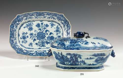 长方形蓝白瓷盘。中国，18世纪。  扇形边缘。花卉装饰，机翼上饰有花形卡图和希腊图案。30 x 22.7厘米