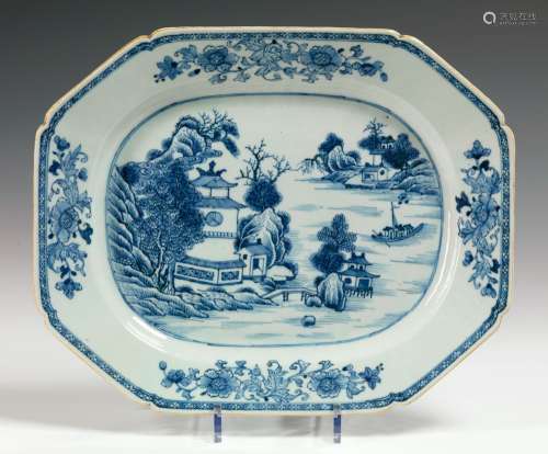 长方形蓝白瓷盘。中国，18世纪。装饰在牌坊的湖景中心。翅膀上装饰着花枝。长度：38厘米