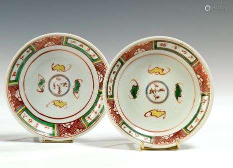 瓷碗一对 武彩 中国，19世纪 蝙蝠纹饰，中间刻有奖章，边框上有珐琅彩刻字 直径：15.5厘米