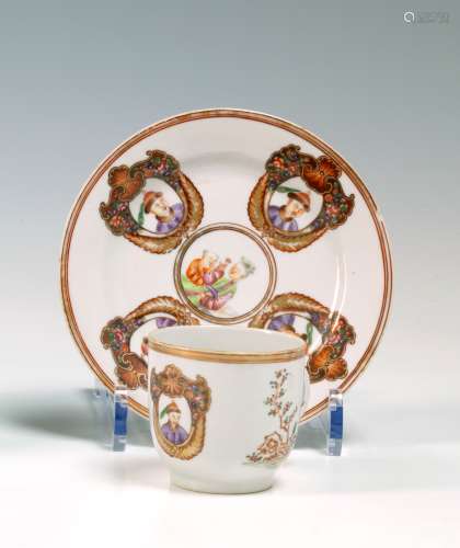 瓷柄杯、碟。  中国19世纪。勋章上饰有多色字符。高。杯托直径：6.5厘米 杯底直径：16厘米 有轻微划痕。