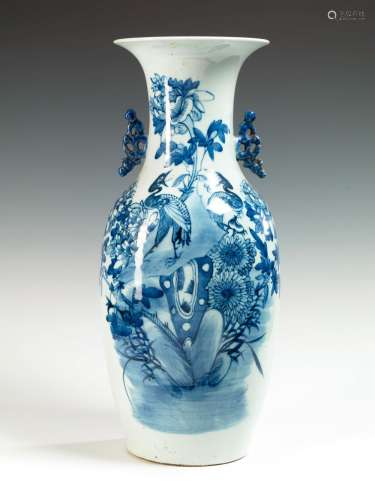 蓝白瓷栏杆花瓶。中国，19世纪。装饰有一个平台，有穿透的岩石和花朵，由两只鸟儿动画。颈部有两个镂空的把手。顶部：：56厘米A片。