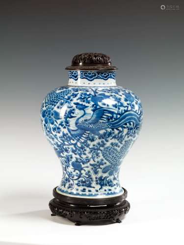 蓝白瓷花瓶，中国，19世纪 牡丹和云彩中间有凤纹，颈部饰如意楣，盖子和底座为木雕 高：31.5厘米