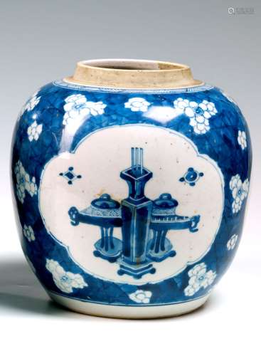青白瓷姜壶。中国19世纪。在蓝色横条和花卉的背景上，用蓝色的中式家具元素装饰四合院的储藏室。高20厘米，缺盖。