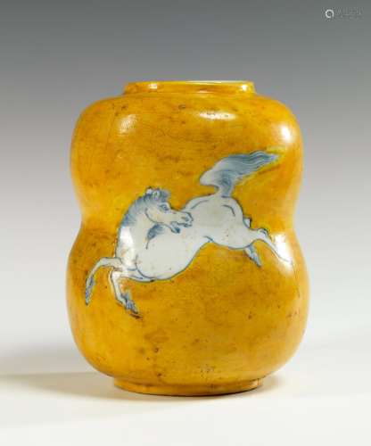 青白瓷黄底花瓶 中国，十九世纪末 瓷瓶形，饰马，底部有双宋宣的款识 高度：23厘米 (釉面有裂纹)
