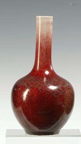 牛血红单色瓷瓶，中国，十九世纪末二十世纪初 球状体，长管状颈，施美丽的牛血红釉 高：22厘米