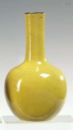 天秋平花瓶，中国黄色单色瓷器，20世纪初 球状体，管状颈，施美丽的裂纹黄釉，底部有康熙款，高：21厘米