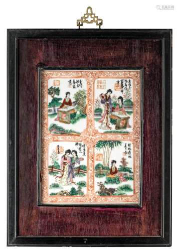 三件套瓷盘，中国20世纪。饰有达官贵人和人们户外活动的场景。尺寸 : 31.5 x 22.5; 30 x 22 cm (x 2) at sight 漆木框架.