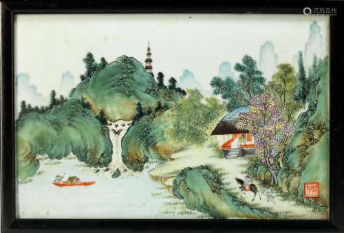 中国青花瓷盘，20世纪 湖光山色人物及屋舍纹饰，右侧有横幅印章，装裱25 x 38,5厘米。