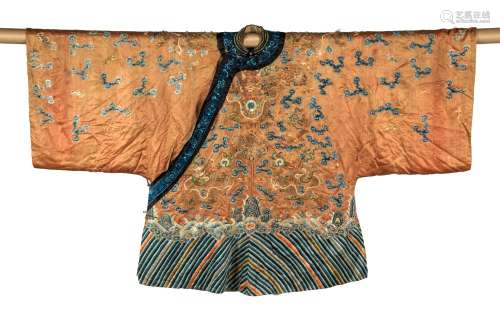 20世纪初，中国改造的珊瑚丝裙，上面绣有龙、云、徽，石上有波浪和丽水条纹；未溶化的部分，状态不好。