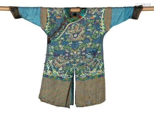 織繡絲綢衣服 中國，20世紀初 龍、雲、鶴、石上的紋飾，有波浪紋和麗水紋(狀況不佳)；附帶一件米色繡花絲綢外套，上面有鳳凰和花的紋飾(有穿孔和破損)