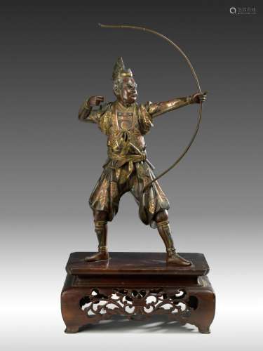 部分鎏金青銅弓箭手 日本，明治時期 (1868-1912) 弓箭手，有吉光的鎏金刻字，木質底座；腰帶上的挎包缺失，上面有磨損。：37.5厘米