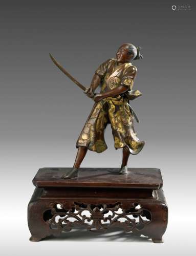 部分鎏金青铜武士 日本，明治时期（1868-1912），武士持剑作战，有吉光的鎏金刻字，木质底座；剑刃断裂，有铜锈磨损 顶部。：26.7厘米