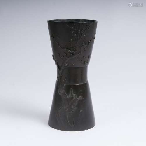 Bronze-Vase mit Prunusrelief.