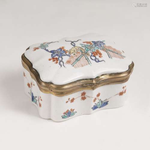 Tabatière mit Kakiemon-Dekor.