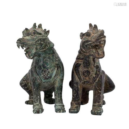 Paar asiatische Wächterlöwen aus Bronze.Krustige Patina, H.: 15 cm.A pair of