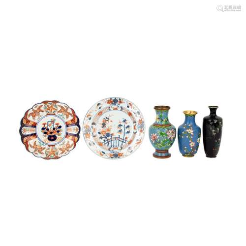 Konvolut: 5 Teile aus CHINA und JAPAN:2 Imari-Teller, D.: ca. 22 cm und 3 Cloisonné V