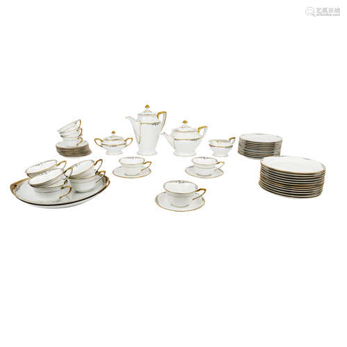 ROSENTHAL Kaffee-/Teeservice f. 12 Personen 'Corona', um 1930.Weißporzellan mit Golds