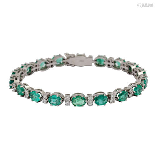 Armband mit Smaragden und Brillanten,zus. ca, 0,76 ct, mittlere Farbe u. Reinheit, Sm