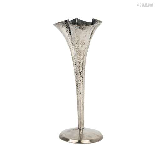 Versilberte Vase, 20. Jh.Hammerschlagdekor, Rand dreifach eingezogen, H. ca. 25 cm, ge