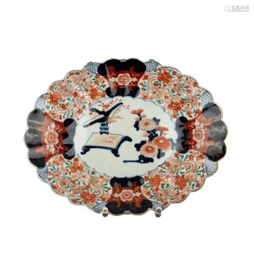 Imari-Ovalplatte. JAPAN, 19. Jh..Gebogter Rand. Bemalt in Unterglasurblau, Eisenrot, G