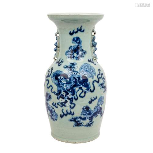 Seladonfarbene Vase aus Porzellan. CHINA.Mit seitlich am Hals aufgesetzten Handhaben i