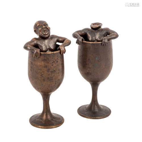 MESSER, GUIDO (geb. 1941), 2 Herrenfiguren in Pokalen,Bronze brüniert, zwei männlich
