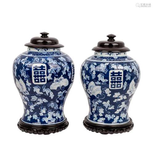 Paar blau-weisse Balustervasen aus Porzellan. CHINA.Unterglasurblau bemalt mit kleinen