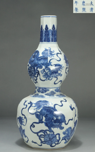 Blue and White Lions Double Gourds Vase