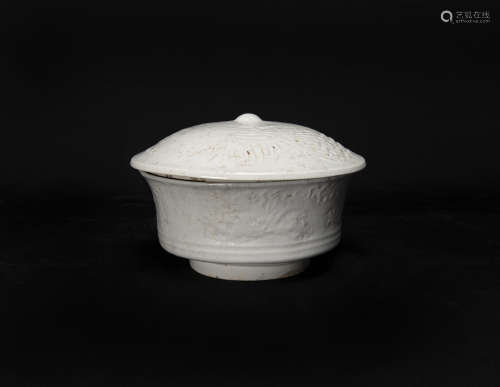 明代-「大明宣德年製」款甜白釉印龍鳳紋蓋碗