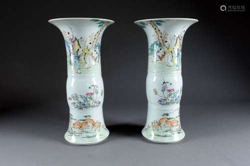 Paire de grands Vases cornet.