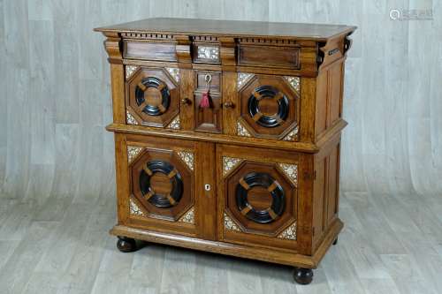 Commode Double-Corps dite “Chest of Drawers“, d’époque Transition Charles II.