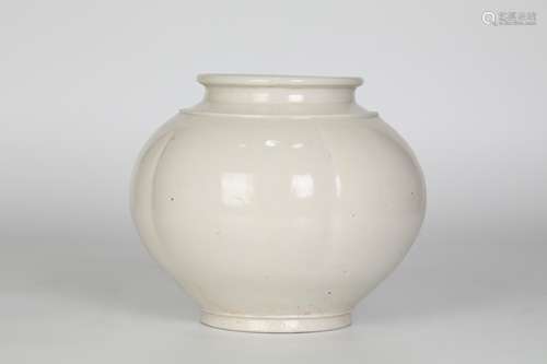 Ming white glaze jar