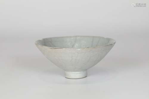 Yuan, official glaze flower mouth bowl