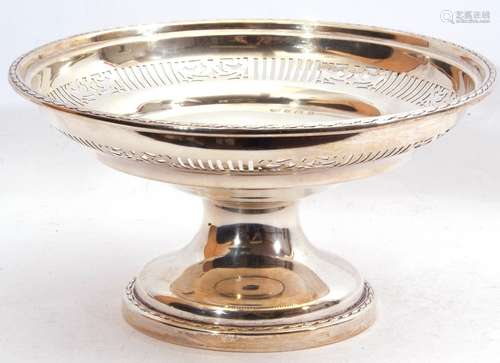 George V silver pedestal fruit bowl with a pierced geometric section, gadrooned rims, standing on