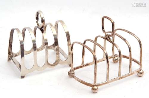 Mixed Lot: George V silver toast rack of rectangular frame, with four divisions and central loop