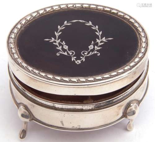 George V silver and tortoiseshell ring box of oval form, the hinged lid with silver engraved garland