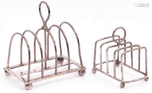 Small George V toast rack having five wire work hoops to a rectangular base and raised on four