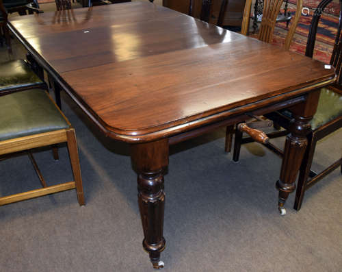 Early/mid Victorian small extending dining table of rectangular shape with rounded corners, raised