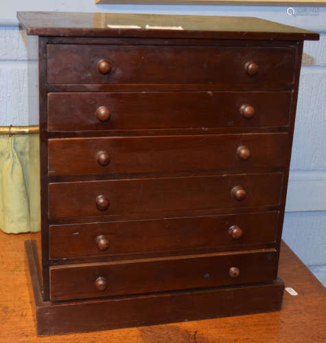 Late 19th/early 20th century mahogany miniature collectors chest of six drawers with knob handles,