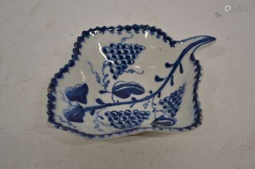 Lowestoft porcelain pickle dish with a fruiting grape design within a berry border, 10cm long