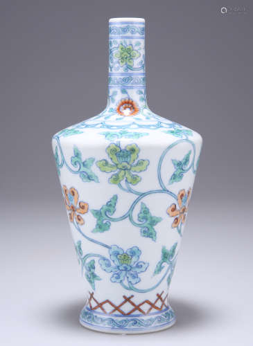 A CHINESE DOUCAI PORCELAIN VASE