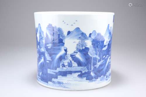 A LARGE CHINESE BLUE AND WHITE PORCELAIN BRUSH POT