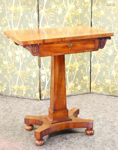 A WILLIAM IV MAHOGANY OCCASIONAL TABLE