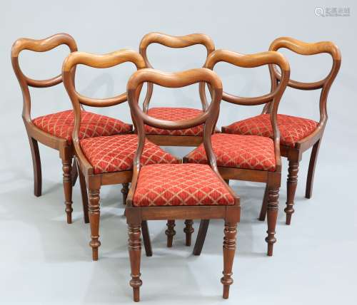 A SET OF SIX VICTORIAN MAHOGANY DINING CHAIRS