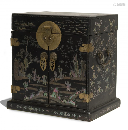 Chinese MOP Inlaid Lacquer Box, 17th Century