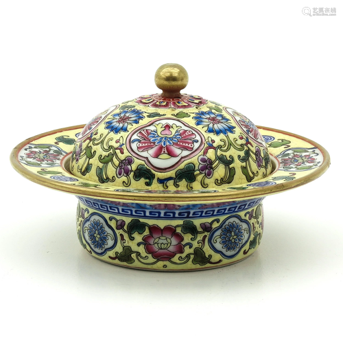 A Famille Rose Covered Dish